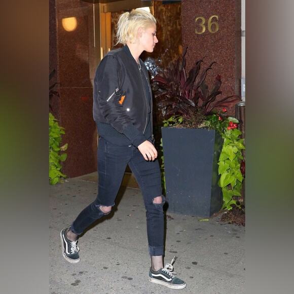 MOTHER Black Ankle & Cropped Jeans - Picture 2 of 10